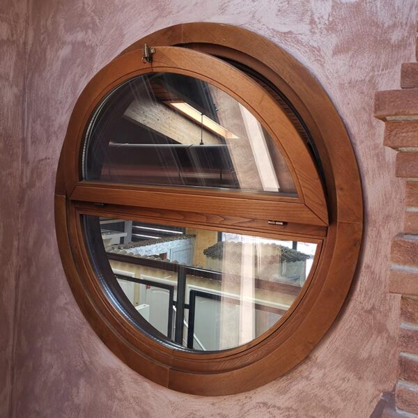 Finestra artigianale centinata in legno massello