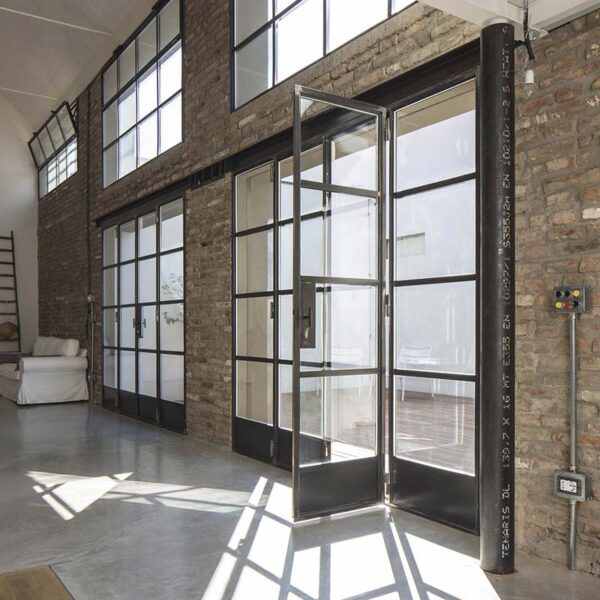 Porte stile industrial con profili in acciaio