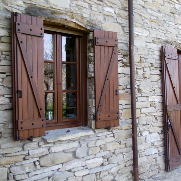 Persiane e scuri in legno